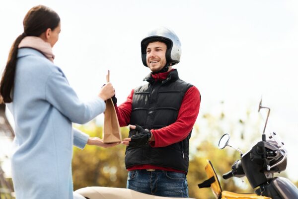 MOTO KURYE NEDİR, NE İŞ YAPAR? İZMİR’DE MOTO KURYE